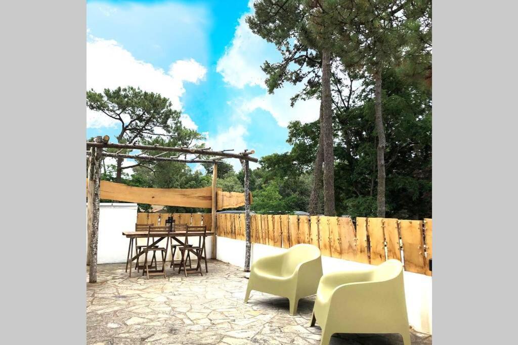 Sous Les Pins 600m Apartment